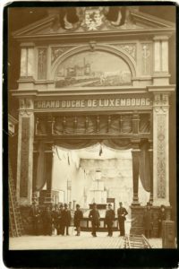 Collection ANLux, Exposition universelle d’Anvers 1885 - stand luxembourgeois, photo de Charles Bernhoeft, reproduction par Tom Lucas (MNAHA)